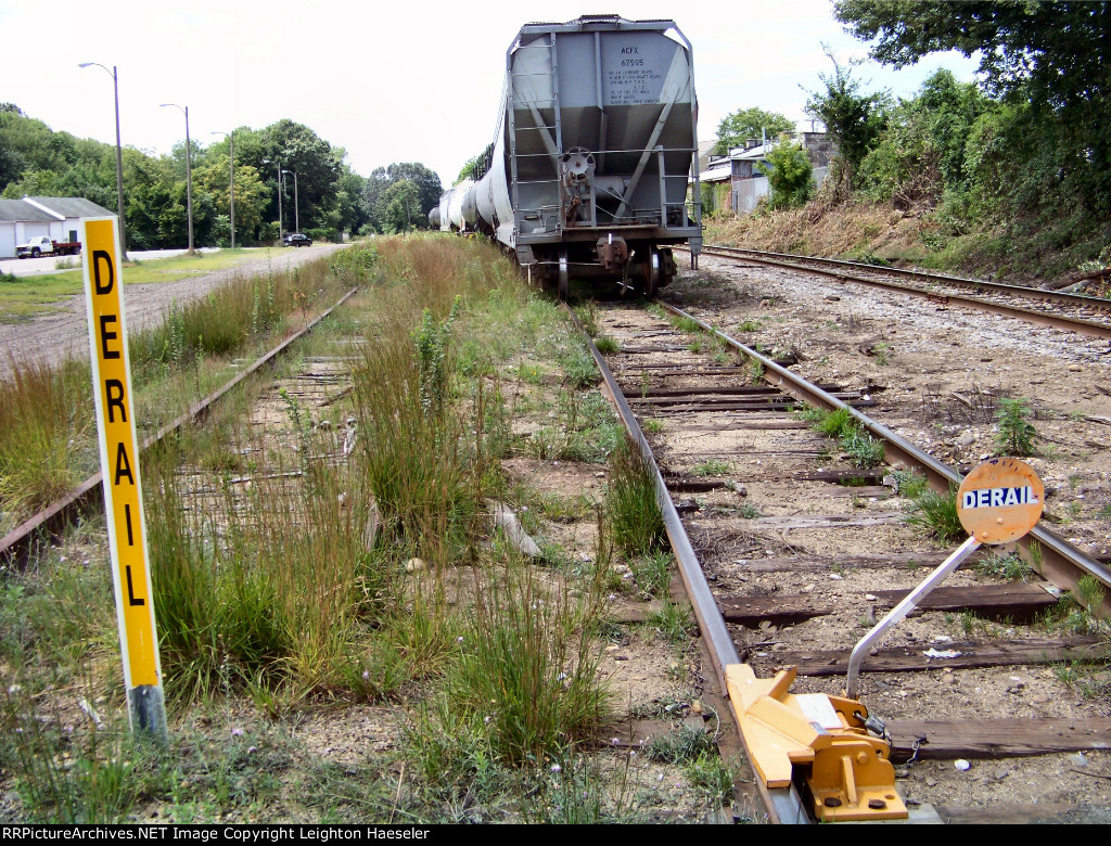 ACFX 67595 at the derail