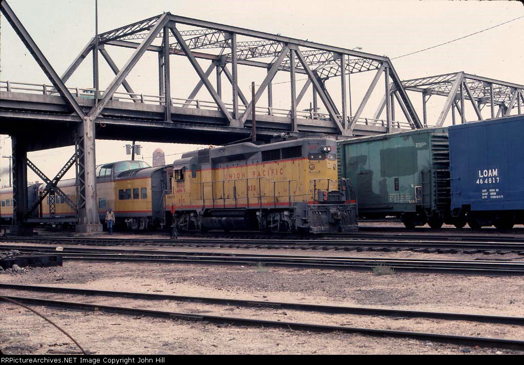 1105-15 UP 850 switches the 8444 passenger cars