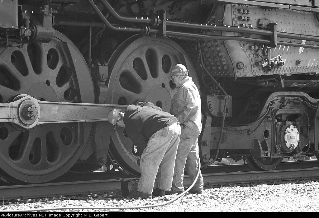 844 crew greases the drivers during a service stop