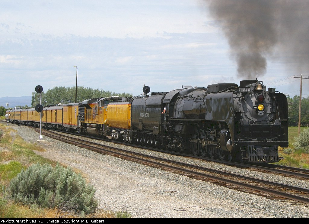 UP 844 puffs it's way into town