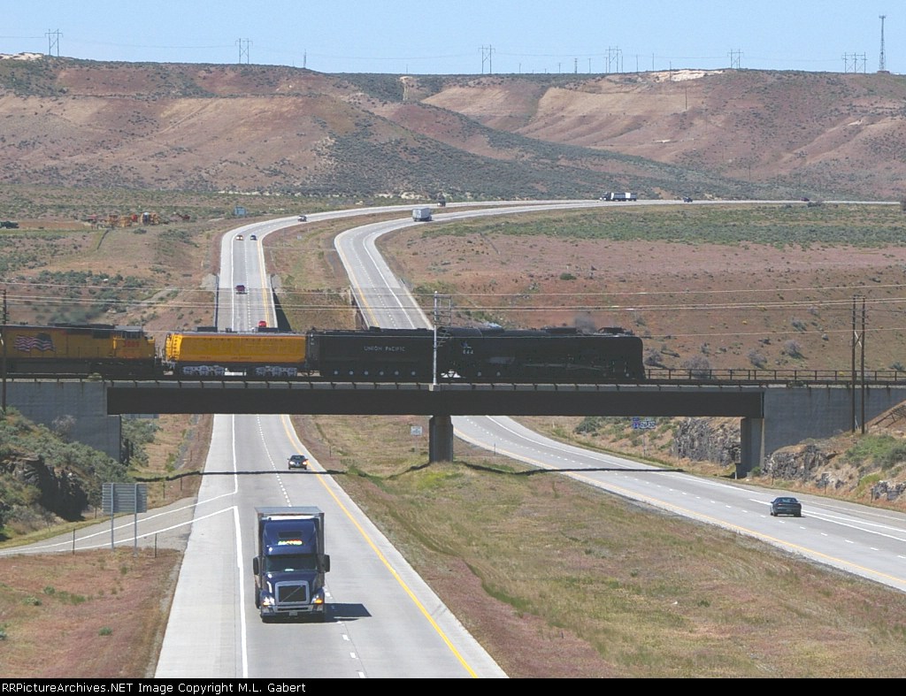 UP 844 crosses the Interstate 84 overpass