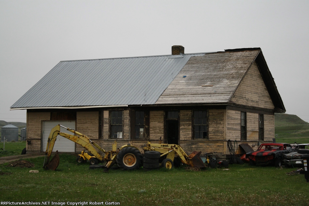 Former GN/BN Depot Now Serving as a Private Garage