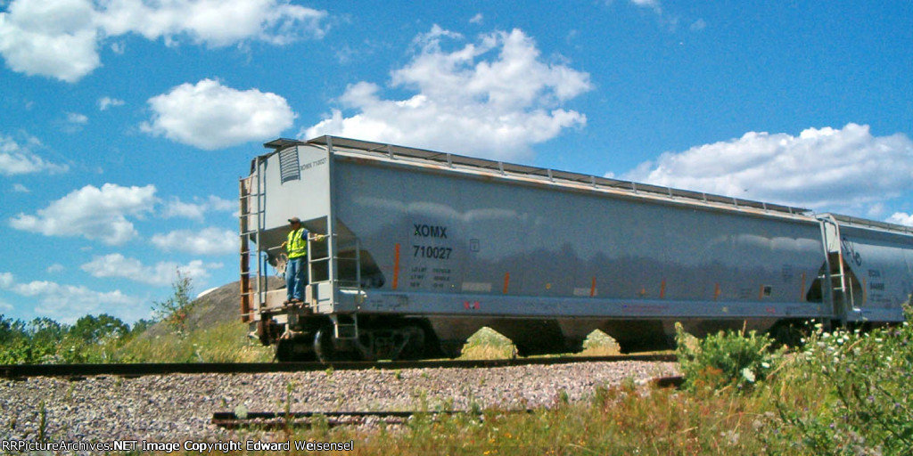 Irish conductor appropriately in green rides XOMX 710027 on the delivery shove to Summit Packaging