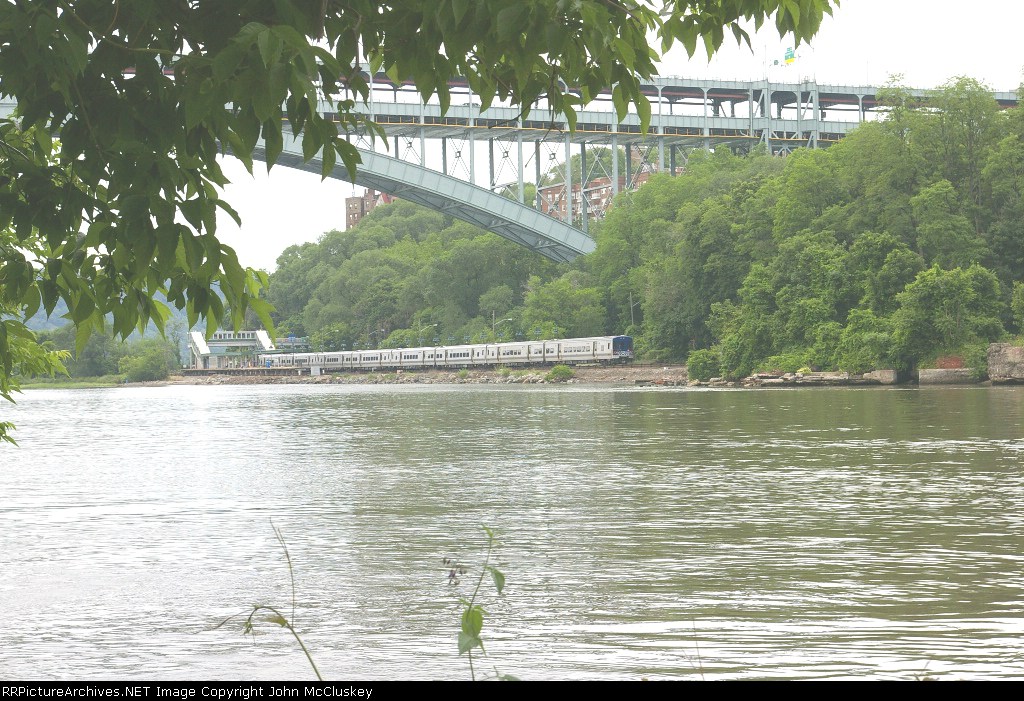 Northbound M-7A train arriving at Spuytin Duyvil