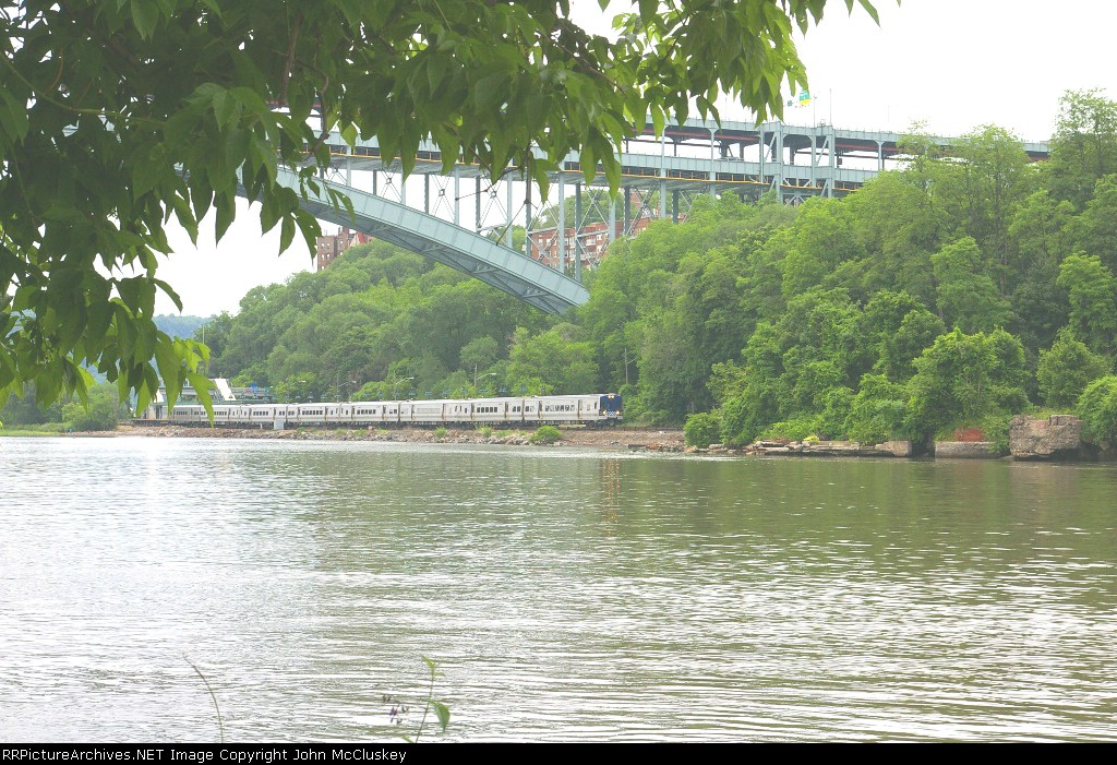 Grand Central bound M-7A train leaving Spuytin Duyvil