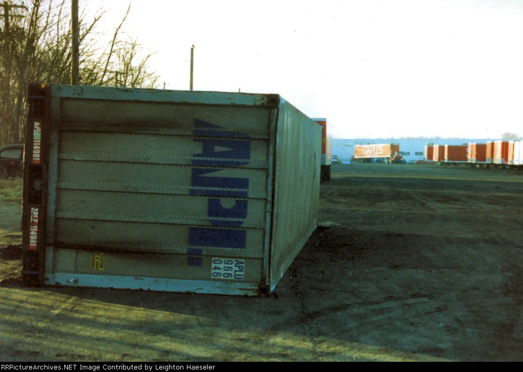 APLU 966046 and APLZ 114981 0n the ground