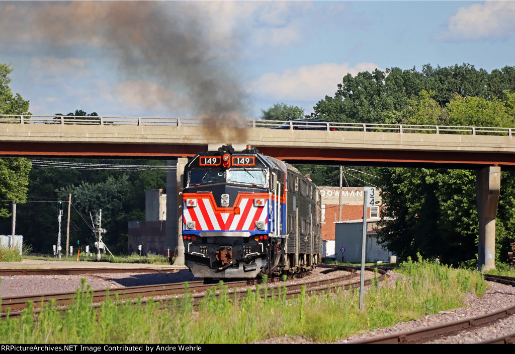 METX 149 working hard accelerating train 656 out of town