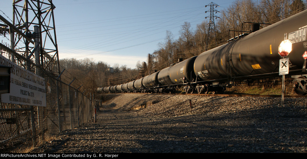 687 - oil mtys trundle past the Reusens Dam