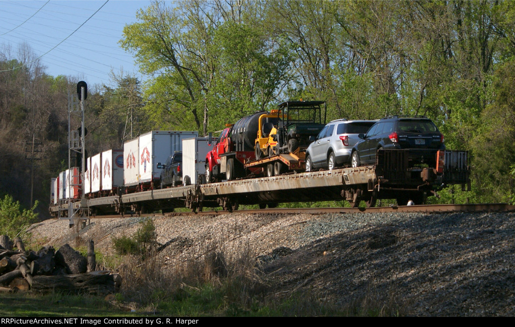 626 - Rear of the Red Unit Ringling Bros train, CSXT P92122, heads west to its playdate in Louisville, KY.