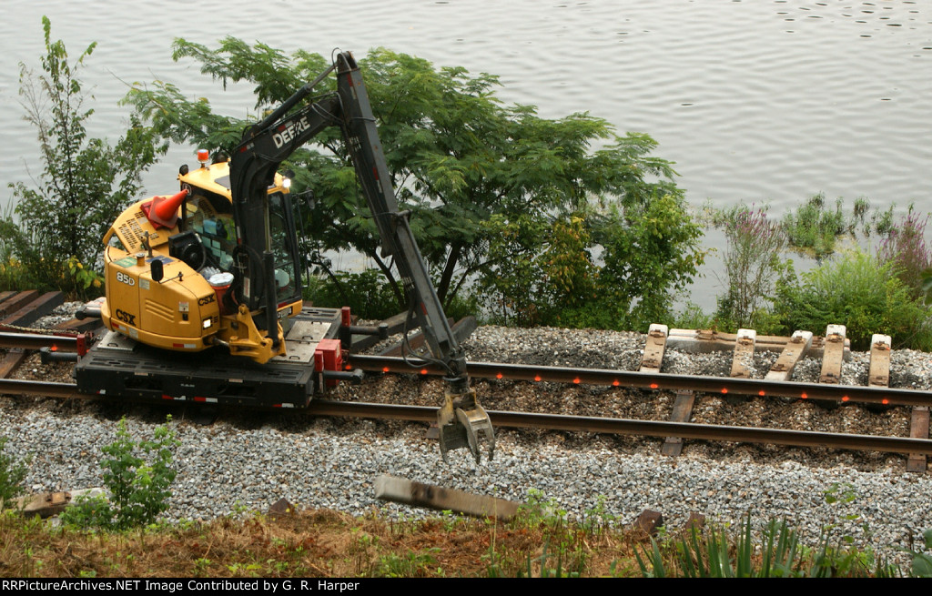 Tie grabber tosses 800-pound concrete tie as if it were a Lincoln Log