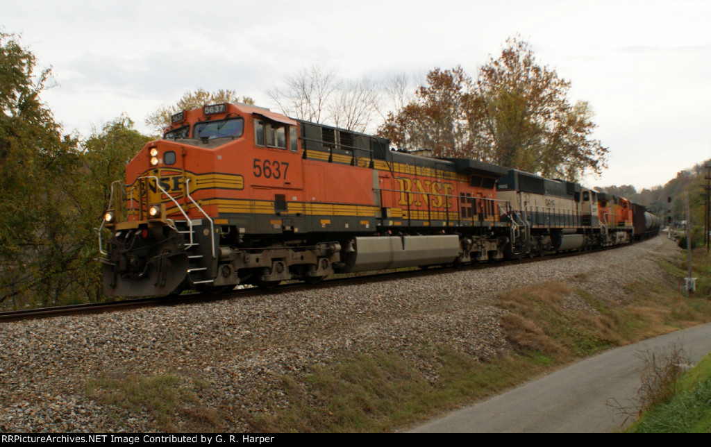BNSF leading K083 at the west end of Reusens