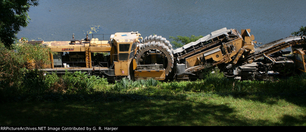 Loram ballast cleaner drifts back to the siding at Reusens to clear for some trains