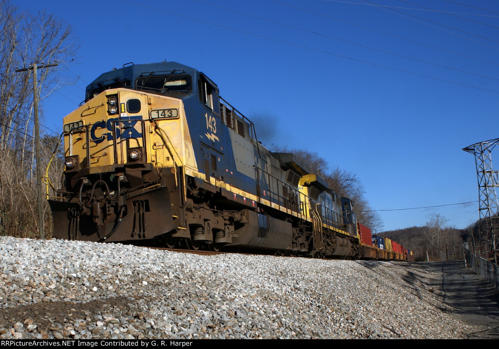 658 - CSXT 143 on head end of Q12223, a seasonal fluke of a train on the James River S-D early in this festive holiday shipping season