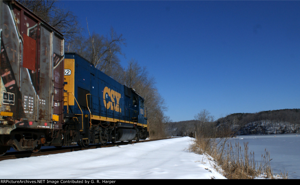Going away shot of local H74420 with CSXT 1552 skirting along a frozen James River.  Temp last night went down to -2F