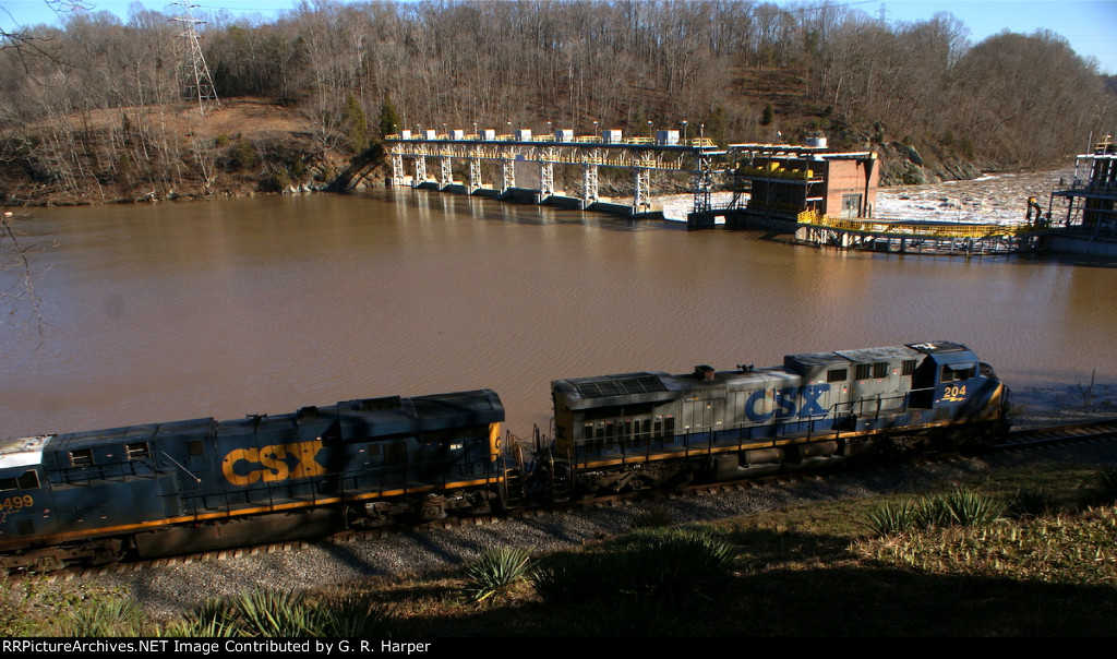 580 - Eastbound Q13631 along side a slightly swollen James River