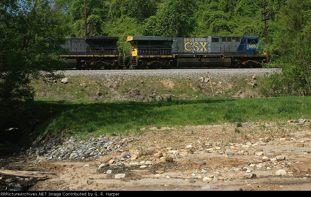 305 - CSXT 600 leads the E50316 westbound