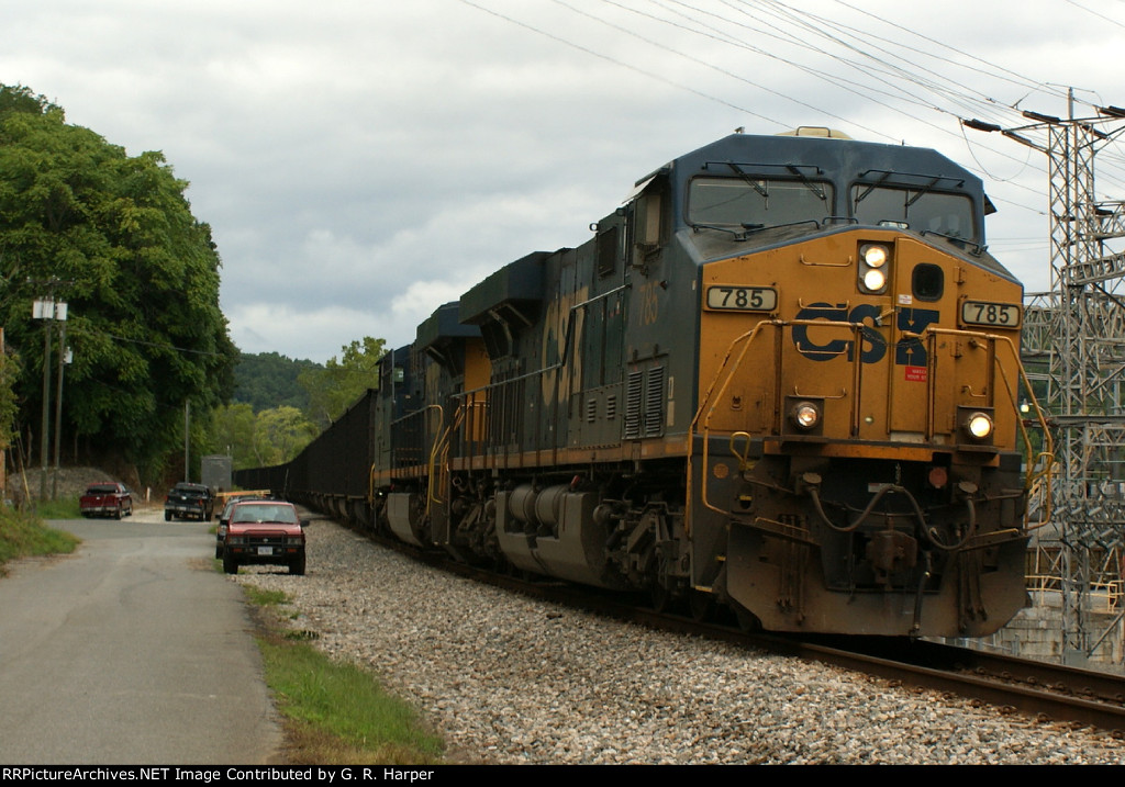 T22822 eastbound passes the assembled cars of persons hanging out along the river's edge