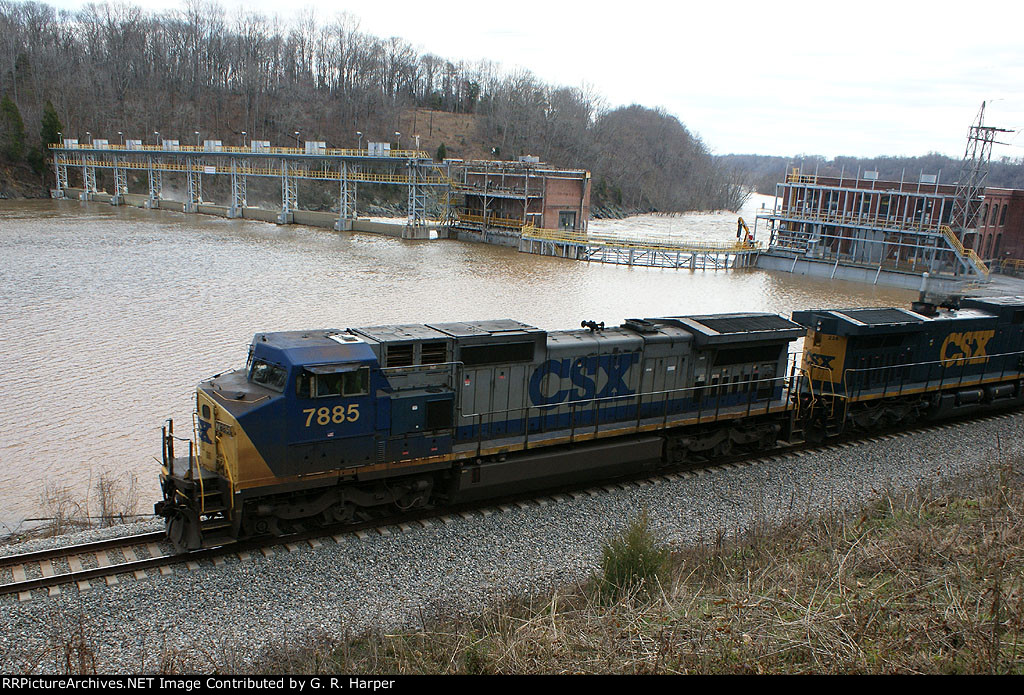 390 - CSXT 7885 westbound on E50110 along a high James River