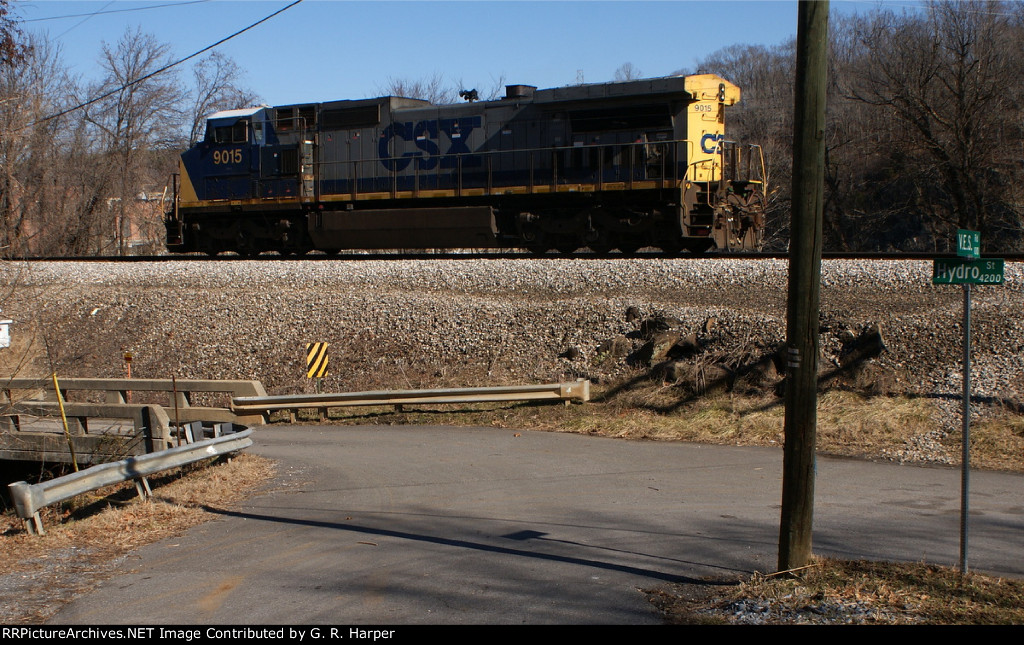 696 - CSXT 9015 running lite from Lynchburg to Balcony Falls to be turned on the wye there.  B01416.