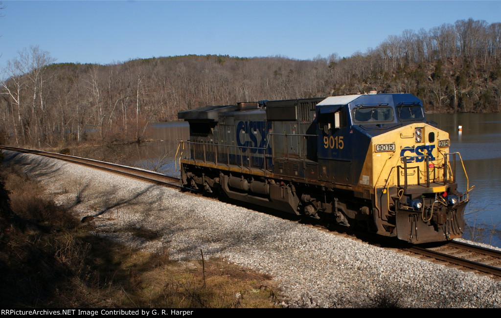 697 - CSXT 9015, the B01416, returns lite to Lynchburg after having been turned on the wye at Balcony Falls