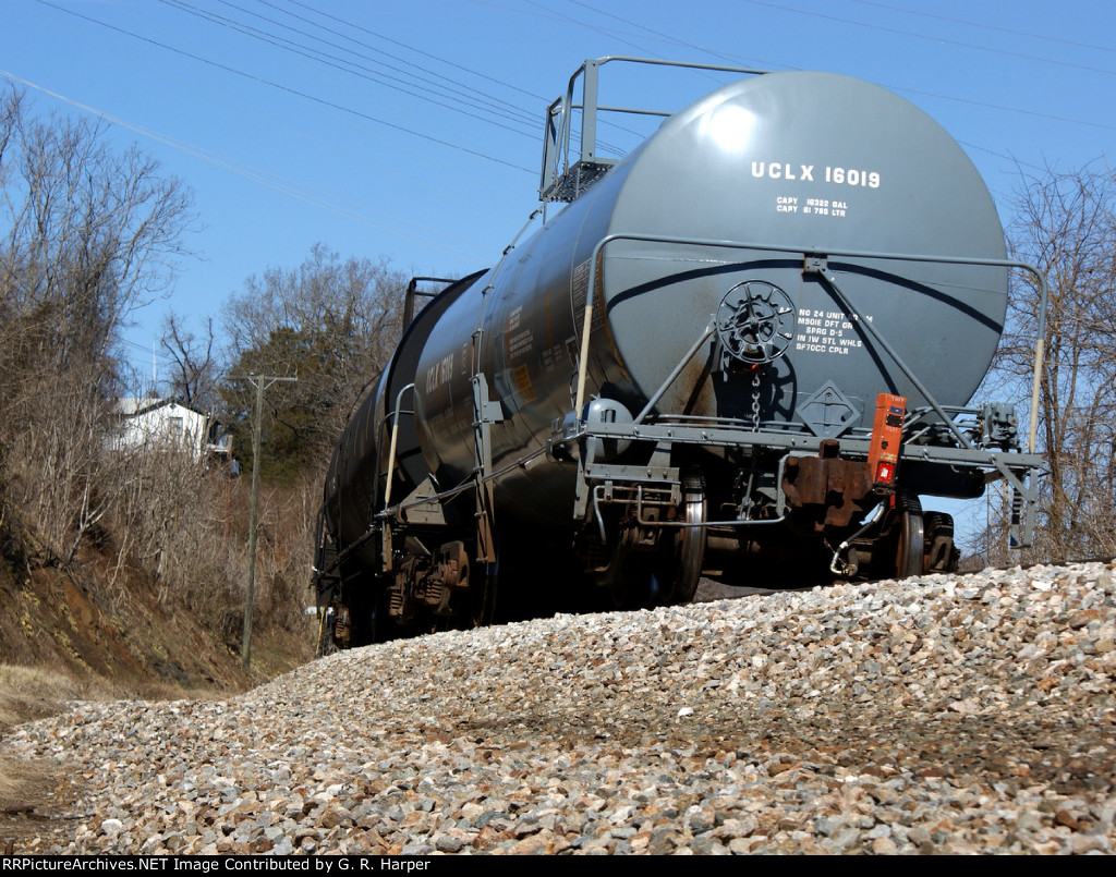 The rear of the H74422 local freight rounds the curve heading west.
