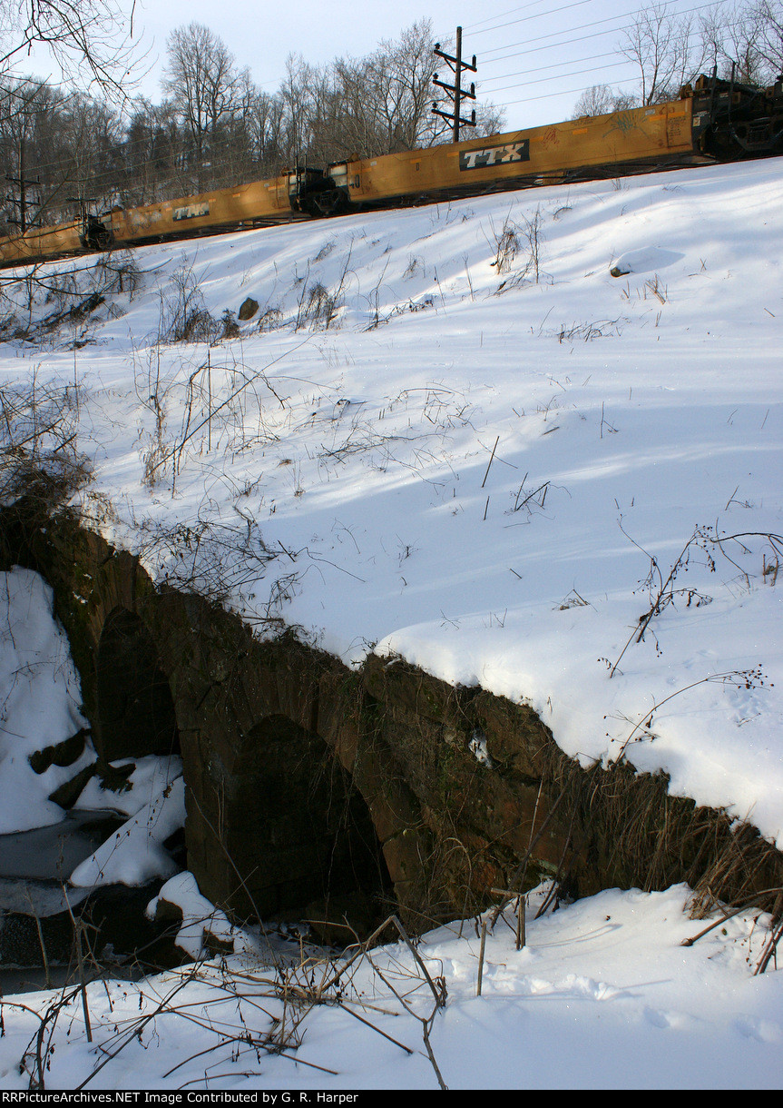 James River & Kanawha Canal structure carries Q13924's empty well cars across Sugar Tree branch