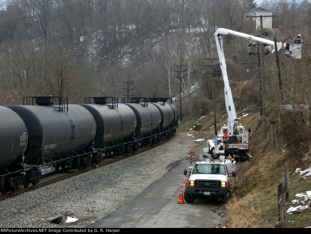 I bet the lineman has a nice view of oil empties on the K08903, and hopes everyone stays in their place!!