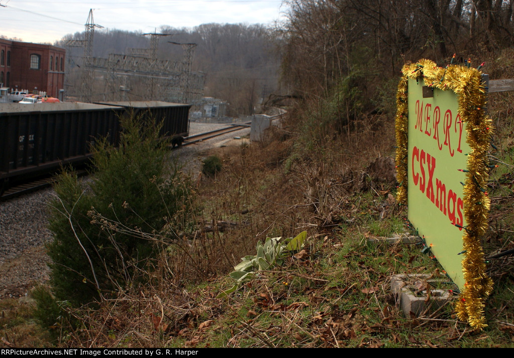 674 - The rear of the W96513 passes my "Merry CSXmas" sign