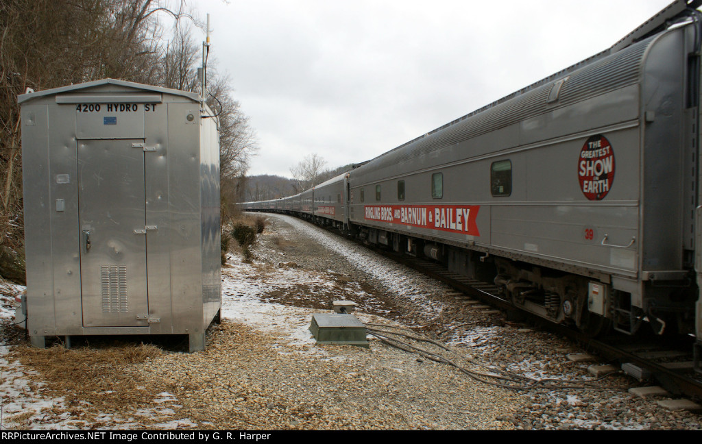 781 - Reusens defect detector at work while Jhe P92117, the Ringling Red Unit passes by it.