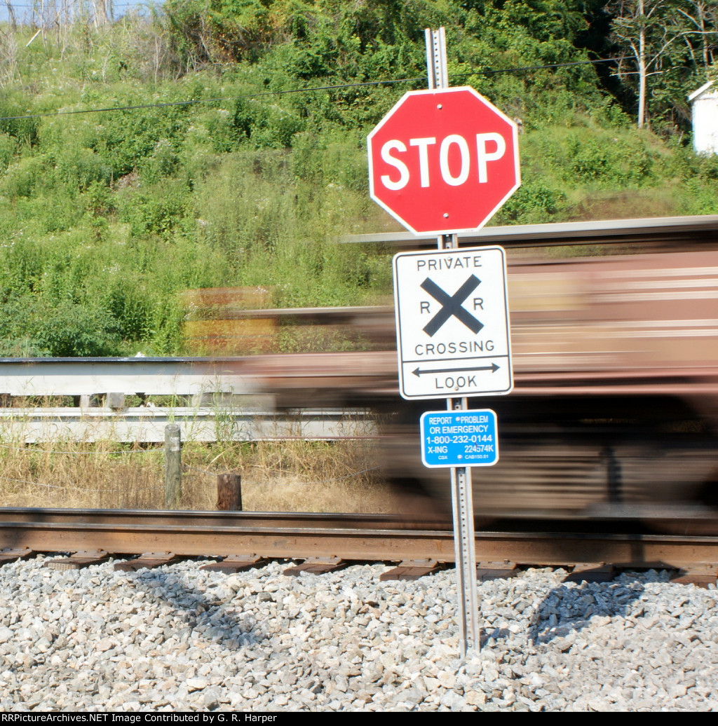 Rear end of baretable train X11527 and the stop sign at the crossing into the Reusens hydro plant
