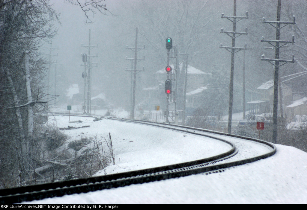 789 - Clear signal (and a red board) in the snow at the east end of Reusens siding.