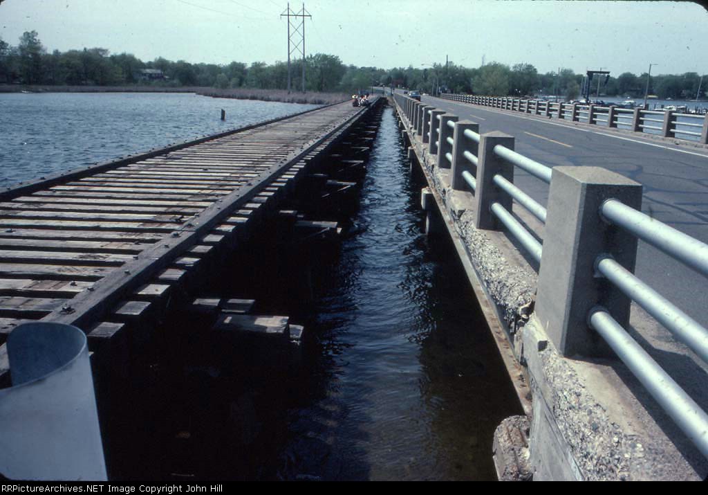 1336-17 Abandoned C&NW (ex-M&StL) Morton Sub. bridge over Lake Minnetonka "Carsons Bay"