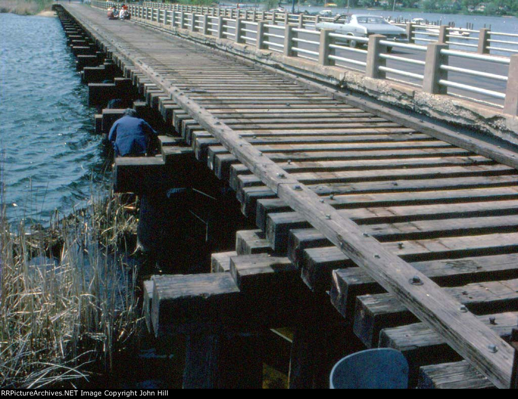1336-18a Abandoned C&NW (ex-M&StL) Morton Sub. bridge over Lake Minnetonka "Carsons Bay"