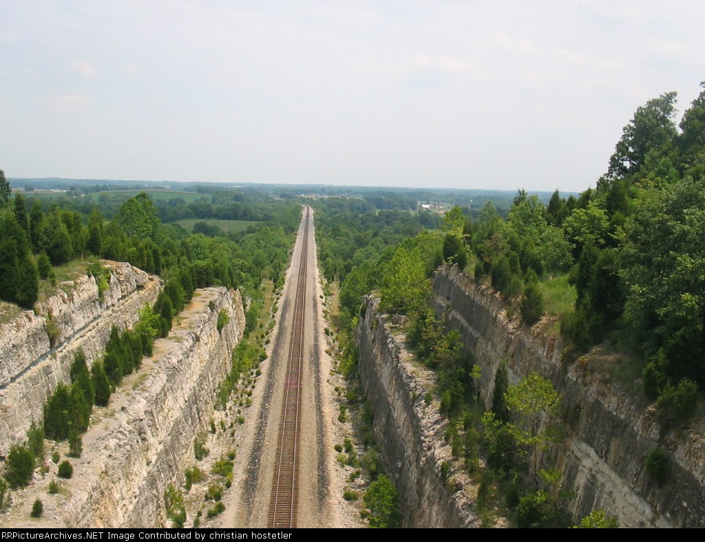 Rathole-like cut at Tunnel Hill Rd.