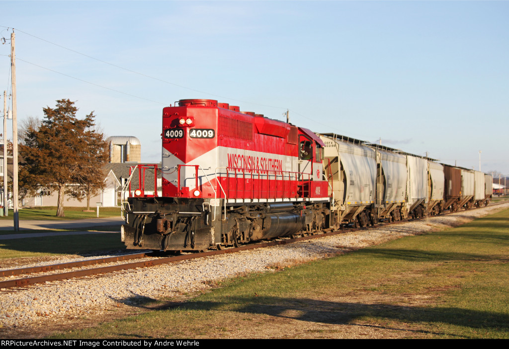 WSOR 4009 and its eight-car T7 rattle through