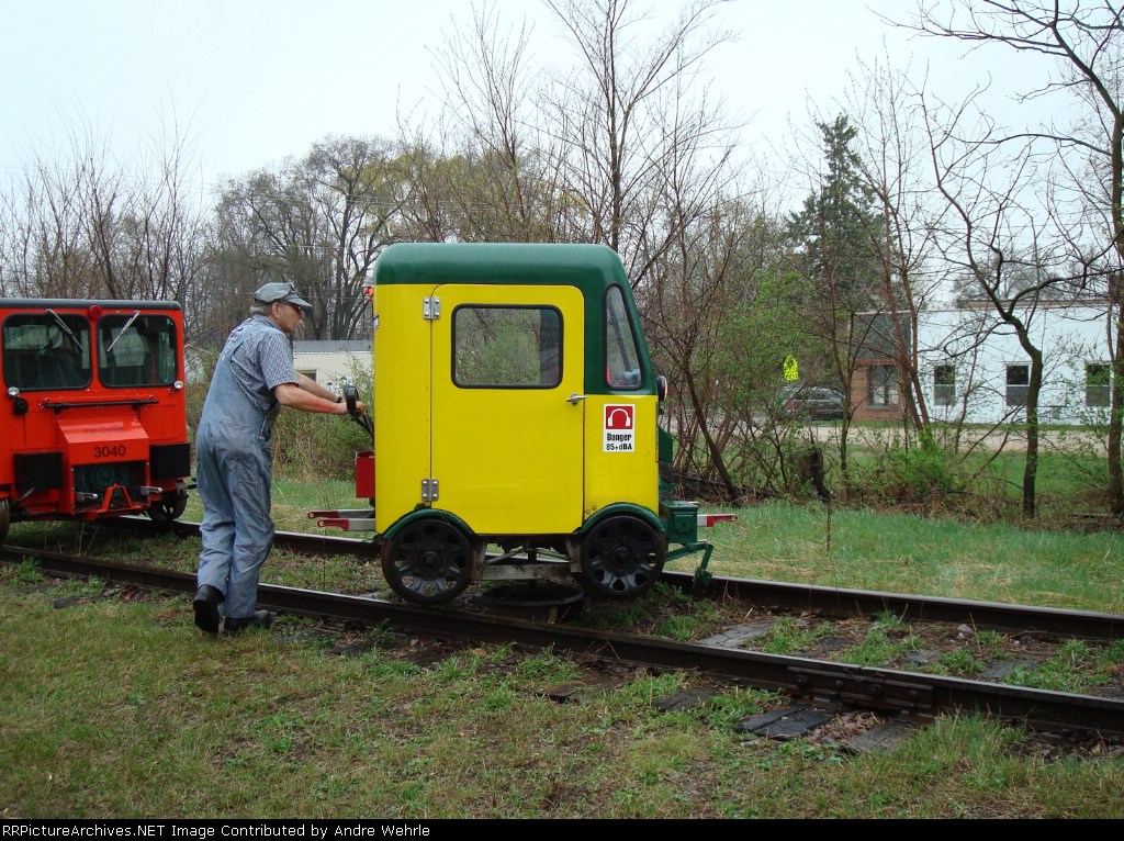CNW speeder being turned