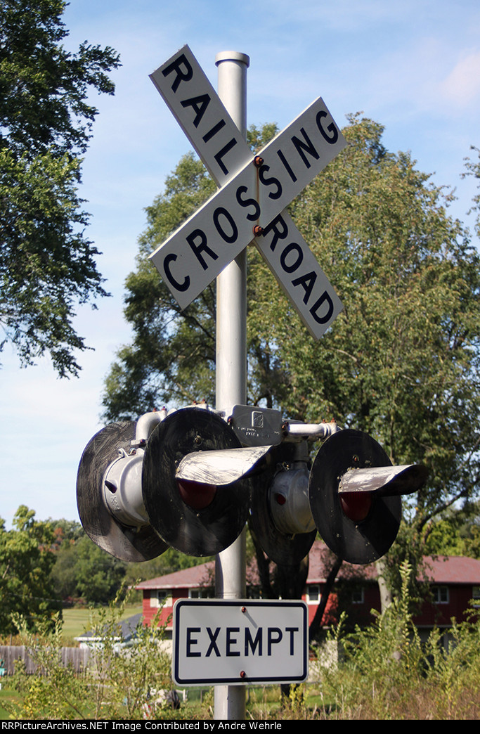 Westbound Irish Lane crossing signal, closer front view