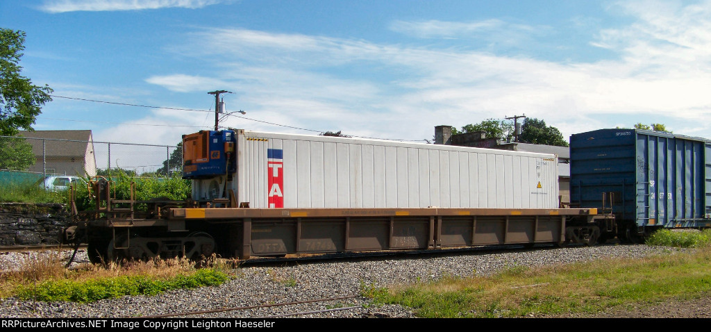 DTTX 747496 with refrigerated container TCLU 117648
