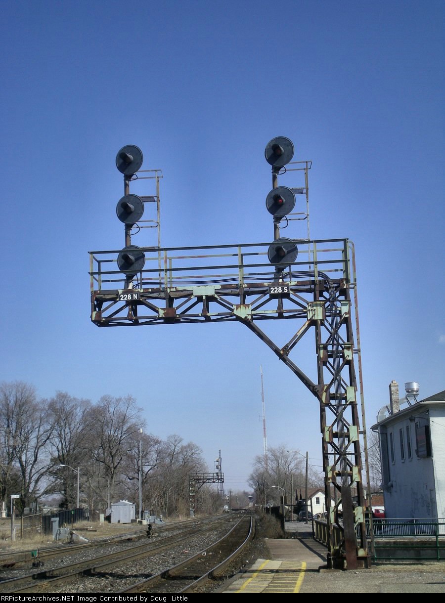 Dundas Sub Signal 228N, 228S