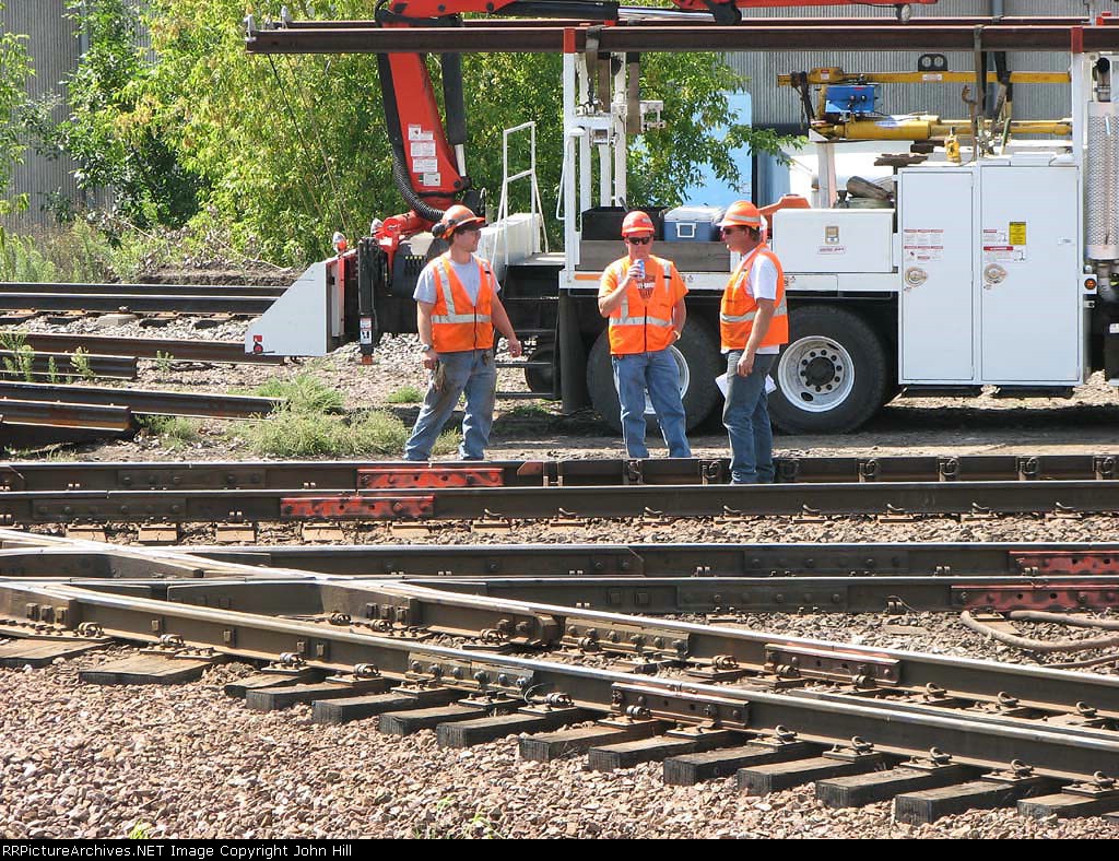 070903169 M-O-W workers prepare to install new "Flange bearing diamonds" at BNSF Park Junction