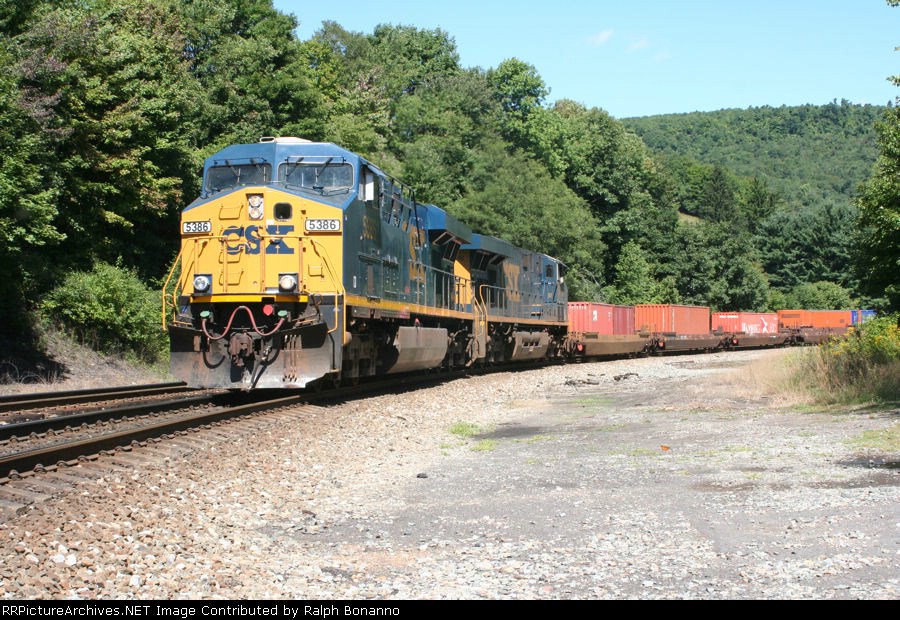 Q137 rounds the bend as it heads fro the crest of the grade