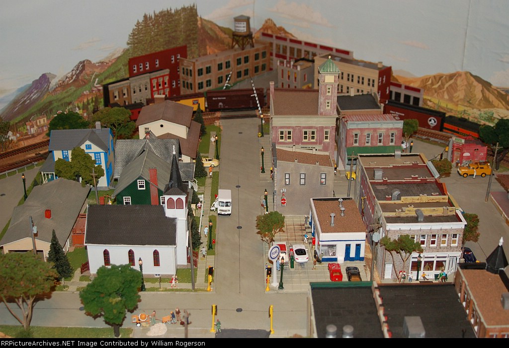 Cal Den Besten's Great Northern Railroad HO Layout - Image No. 34