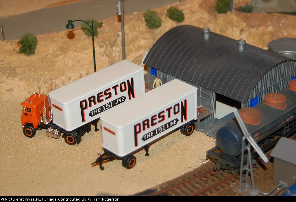 Cal Den Besten's Great Northern Railroad HO Layout - Image No. 45