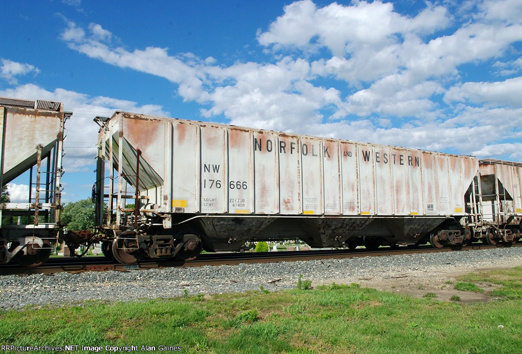 NW Covered Hopper 176666