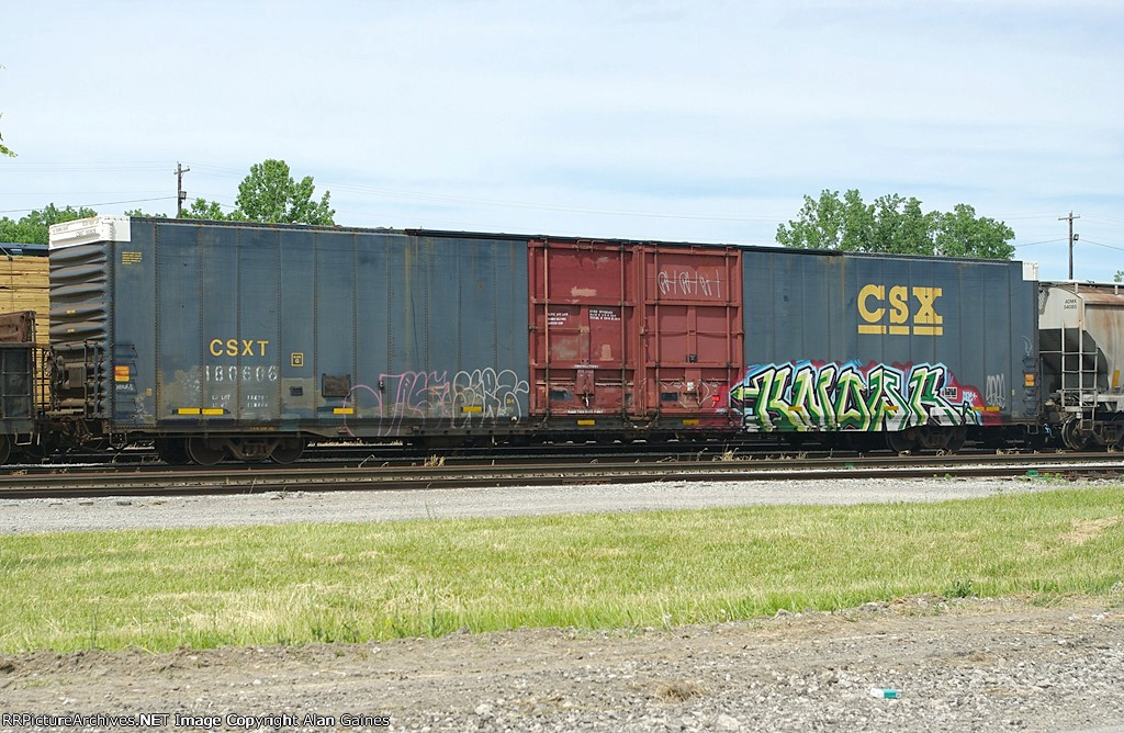 CSX Box Car 180606