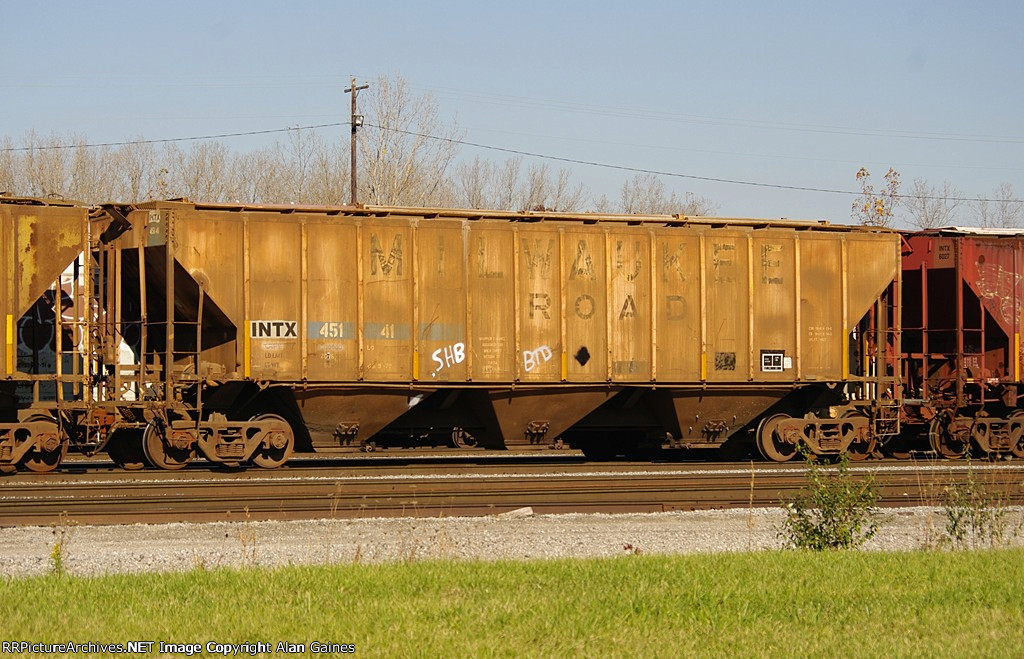 INTX Covered Hopper 45141