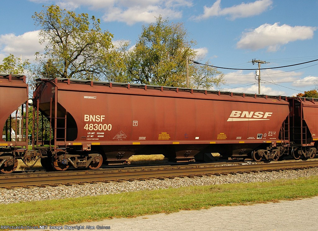BNSF Covered Hopper 483000