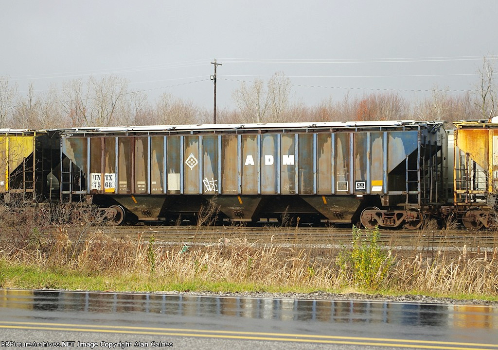 INTX Covered Hopper 7568