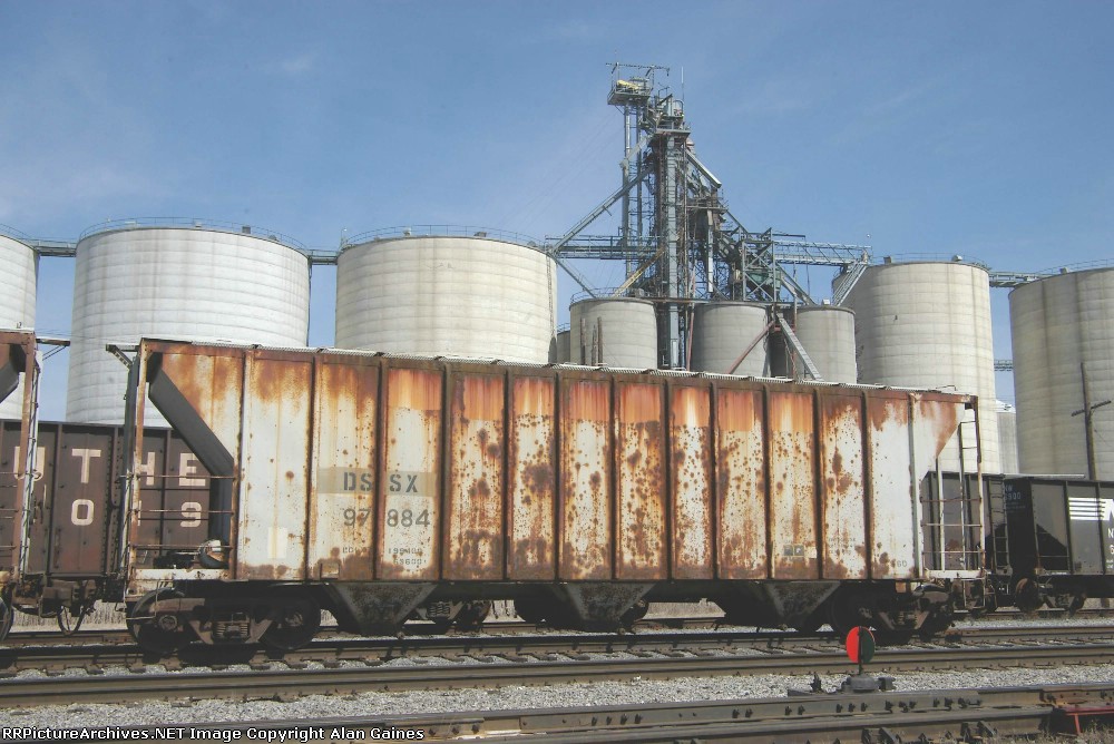 DSSX 3 Bay Covered Hopper 97884