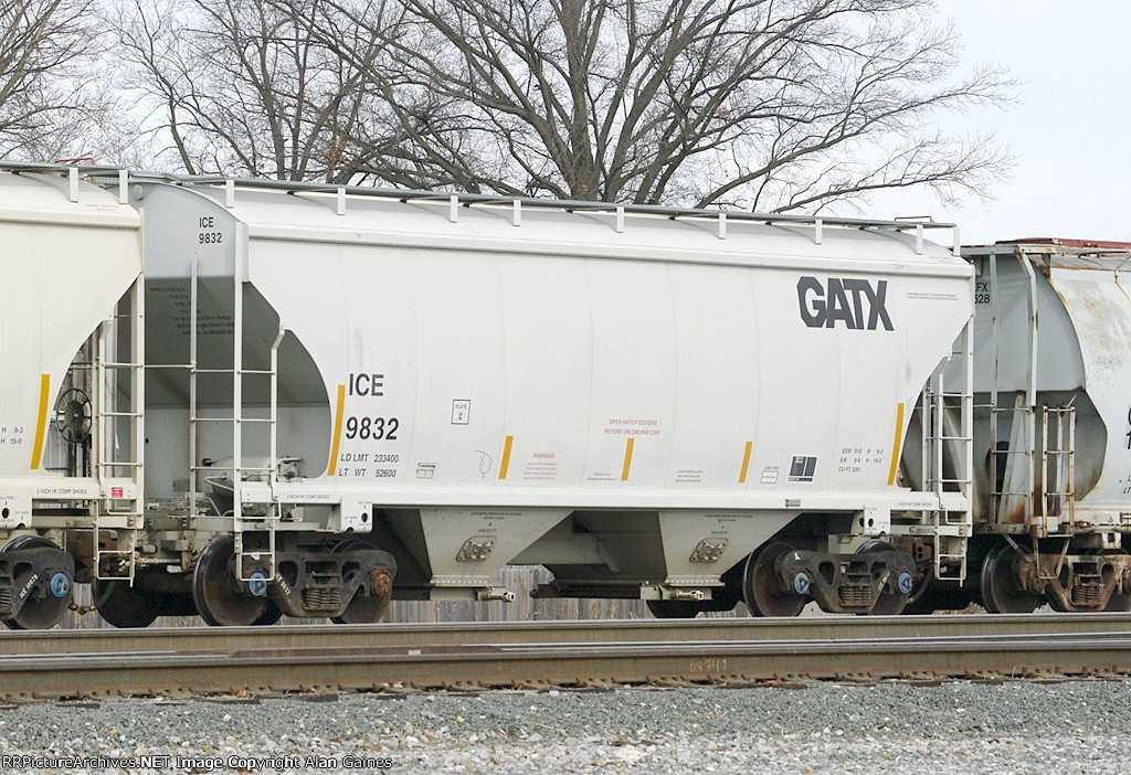 IC&E Covered Hopper 9832